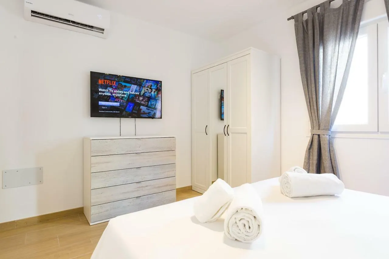 Picasso Daisy Apartment Fuengirola